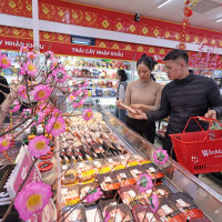 Không cần đi xa, Tết vẫn đủ đầy: Siêu thị mini hút khách mùa cao điểm