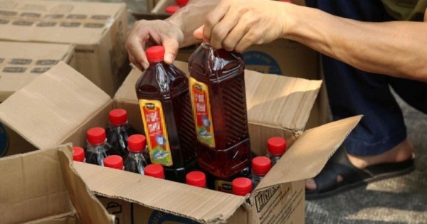 TP Hồ Chí Minh: Đột kích xưởng sản xuất hàng giả, thu giữ hàng tấn nguyên liệu trôi nổi