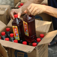 TP Hồ Chí Minh: Đột kích xưởng sản xuất hàng giả, thu giữ hàng tấn nguyên liệu trôi nổi