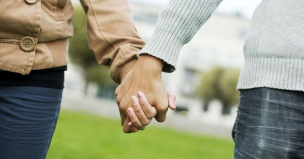 Dịch vụ "thuê người yêu" nở rộ dịp lễ, Tết: Những rủi ro tiềm ẩn