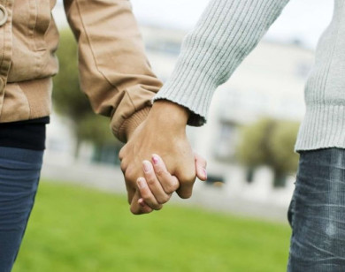 Dịch vụ "thuê người yêu" nở rộ dịp lễ, Tết: Những rủi ro tiềm ẩn