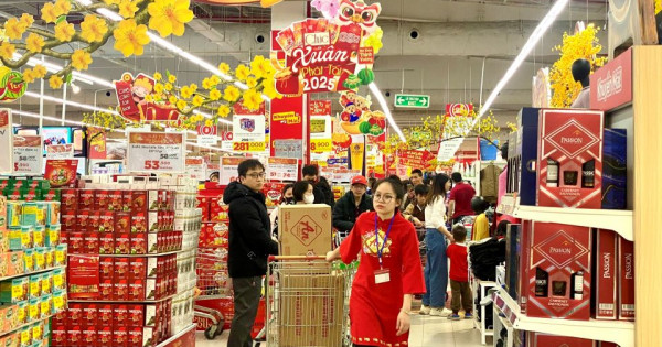 Thị trường mùng 2 Tết: Hàng hóa dồi dào, hệ thống bán lẻ hiện đại giữ nhịp giá cả