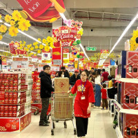 Thị trường mùng 2 Tết: Hàng hóa dồi dào, hệ thống bán lẻ hiện đại giữ nhịp giá cả