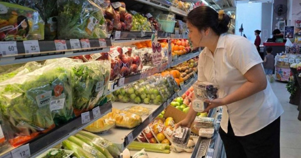 Thị trường mùng 3 Tết: Thực phẩm tươi sống và đồ lễ chiếm sóng thị trường