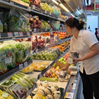 Thị trường mùng 3 Tết: Thực phẩm tươi sống và đồ lễ chiếm sóng thị trường