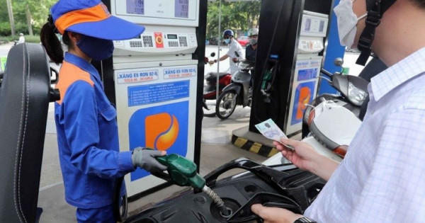 Giá xăng giảm, RON95 còn 19.152 đồng/lít