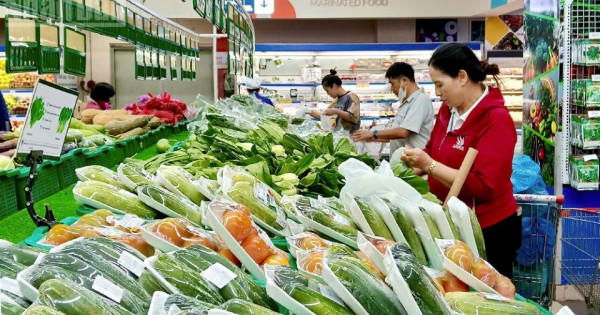 Thị trường mùng 5 Tết: Thị trường thành phố nhộn nhịp trở lại, giá rau xanh "vừa túi tiền"