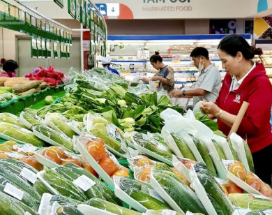 Thị trường mùng 5 Tết: Thị trường thành phố nhộn nhịp trở lại, giá rau xanh "vừa túi tiền"