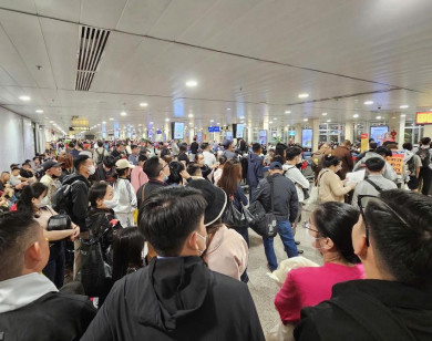 Tân Sơn Nhất mùng 6 Tết: 1.069 chuyến bay "cày" xuyên ngày đêm, khách phá kỷ lục 3 ngày liên tiếp