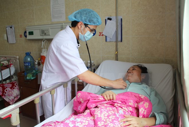 Bác sỹ thăm, khám bệnh nhân tại Bệnh viên Đa khoa Đồng Nai. (Ảnh: Lê Xuân/TTXVN)