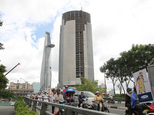 Cao ốc Saigon One Tower (bên phải), tên cũ là Sài Gòn M&C, đã bị VAMC thu hồi siết nợ. Ảnh: HOÀNG GIANG