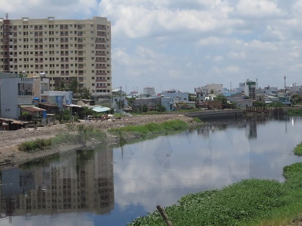 Kênh Tham Lương, phường Đông Hưng Thuận, ô nhiễm nghiêm trọng. (Ảnh: Hoàng Hải/TTXVN)