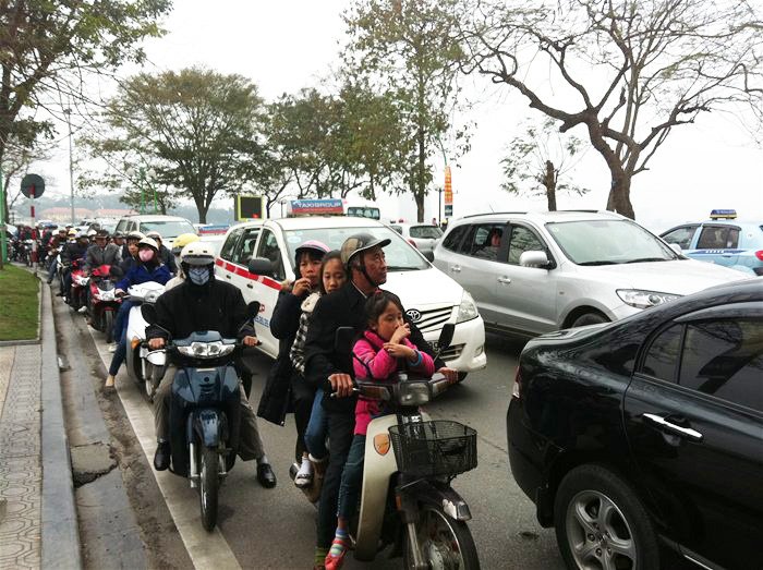 Mật độ giao thông cao với phương tiện quá niên hạn sử dụng là một trong những nguyên nhân gây ô nhiễm không khí tại Hà Nội. Ảnh: Vân Ly
