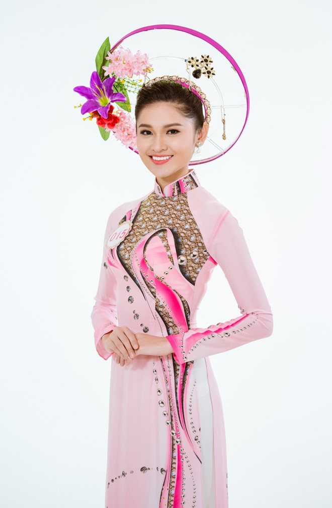 Nguoi dep HHVN duyen dang trong ta ao dai hinh anh 1