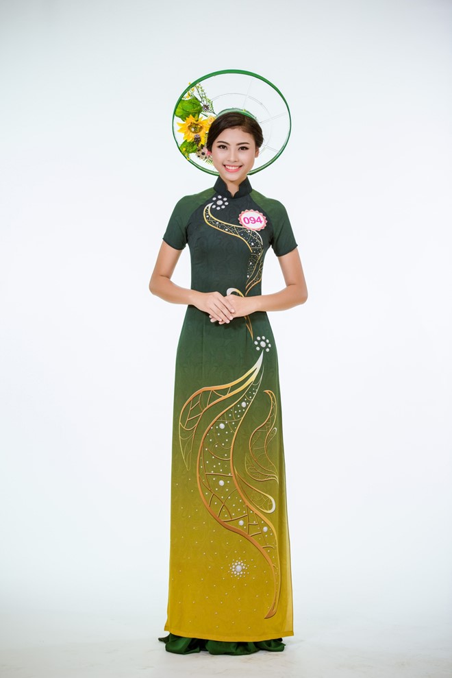 Nguoi dep HHVN duyen dang trong ta ao dai hinh anh 4