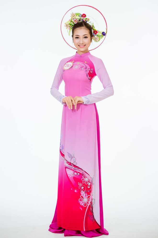 Nguoi dep HHVN duyen dang trong ta ao dai hinh anh 2