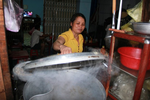 
Chị Huân tha hương bán hủ tiếu vì không sống nổi với muối nữa - Ảnh: TRẦN MAI
