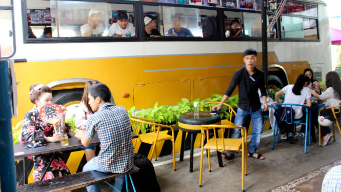 ​Lên xe bus uống cà phê 