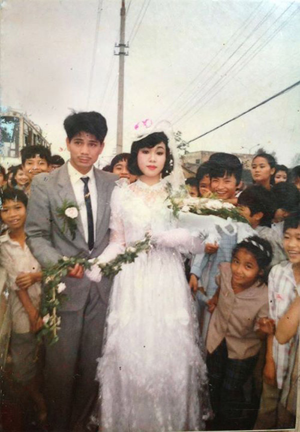 Con gái hạnh phúc khoe đám cưới bố mẹ cách đây 30 năm: 15 tráp hỏi, cô dâu  thay 4 chiếc váy