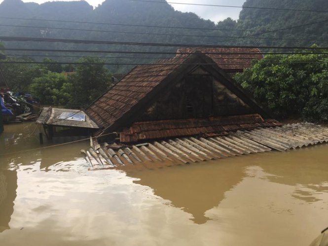 Nhà dân ngập tới nóc tại rốn lũ Tân Hóa 