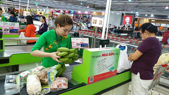Nhiều người dân đã giúp đỡ nông dân tỉnh Đồng Nai bằng cách thu mua chuối tại siêu thị Big C.