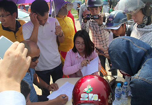 tai xe lai mua ve bang tien le, tram thu phi ben thuy danh mo cua mien phi hinh anh 2