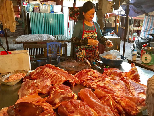 Tại chợ hay siêu thị, giá thịt lợn vẫn cao ngất ngưởng mặc cho giá lợn hơi xuất chuồng giảm mạnh