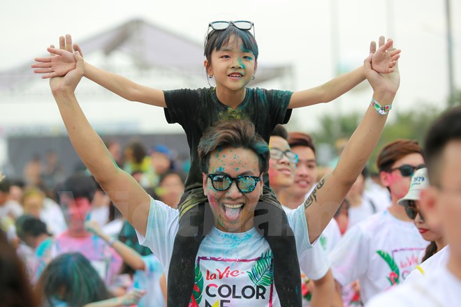 Trai xinh gái đẹp Hà Nội tưng bừng với lễ hội bột màu Color Me Run