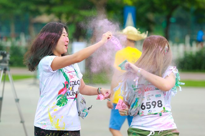 Trai xinh gái đẹp Hà Nội tưng bừng với lễ hội bột màu Color Me Run