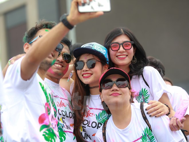 Trai xinh gái đẹp Hà Nội tưng bừng với lễ hội bột màu Color Me Run