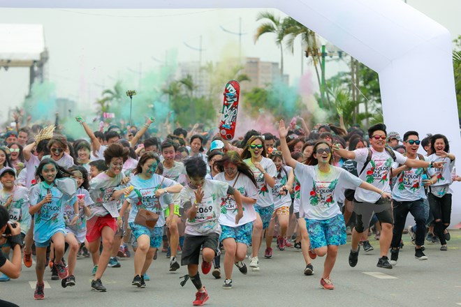 Trai xinh gái đẹp Hà Nội tưng bừng với lễ hội bột màu Color Me Run