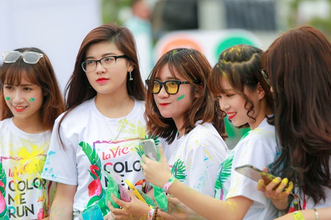 Trai xinh gái đẹp Hà Nội tưng bừng với lễ hội bột màu Color Me Run