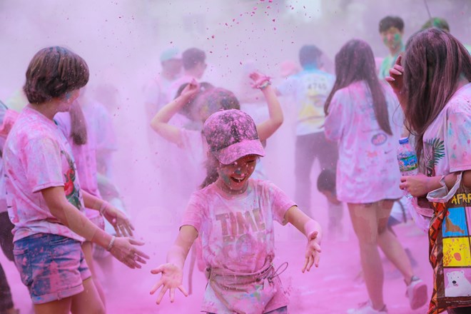 Trai xinh gái đẹp Hà Nội tưng bừng với lễ hội bột màu Color Me Run