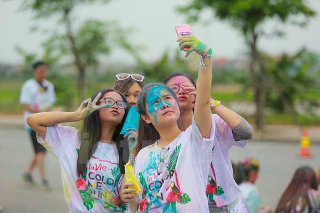 Trai xinh gái đẹp Hà Nội tưng bừng với lễ hội bột màu Color Me Run
