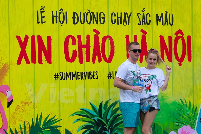 Trai xinh gái đẹp Hà Nội tưng bừng với lễ hội bột màu Color Me Run
