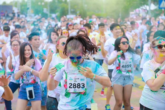 Trai xinh gái đẹp Hà Nội tưng bừng với lễ hội bột màu Color Me Run