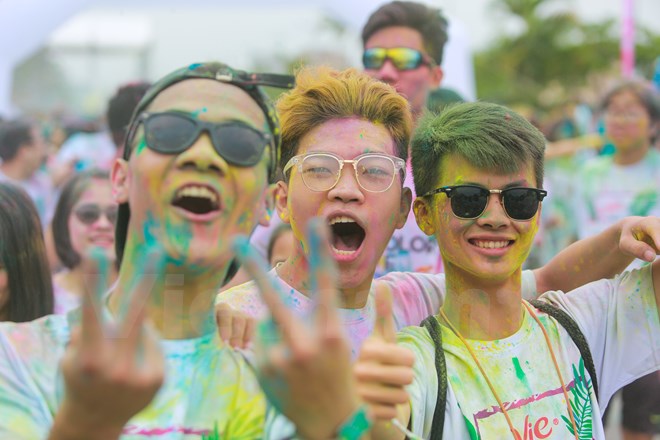 Trai xinh gái đẹp Hà Nội tưng bừng với lễ hội bột màu Color Me Run