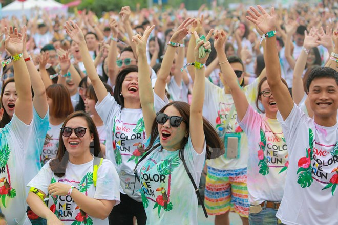 Trai xinh gái đẹp Hà Nội tưng bừng với lễ hội bột màu Color Me Run