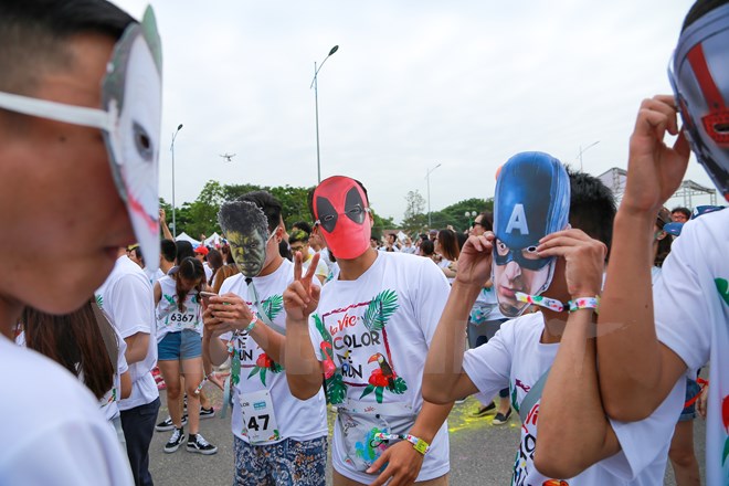 Trai xinh gái đẹp Hà Nội tưng bừng với lễ hội bột màu Color Me Run