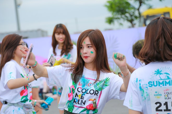Trai xinh gái đẹp Hà Nội tưng bừng với lễ hội bột màu Color Me Run