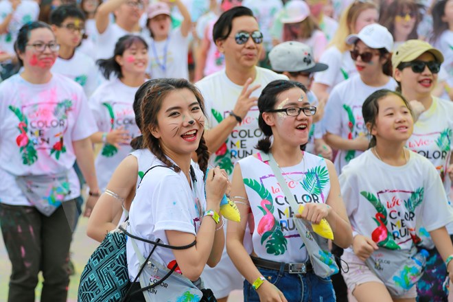 Trai xinh gái đẹp Hà Nội tưng bừng với lễ hội bột màu Color Me Run