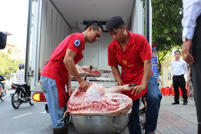 dong nai: vua khai truong diem giai cuu thit heo da ban het 100 con hinh anh 2