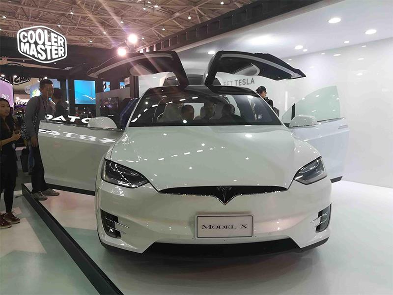 Mẫu Tesla X với 6 chỗ ngồi, 2 cửa sau mở lên như đôi cánh.