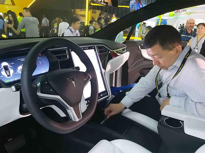 Khoang lái của Tesla X rất rộng rãi.