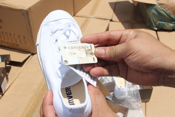 Bắt giữ 10.000 đôi giày Converse giả xuất xứ từ Trung Quốc