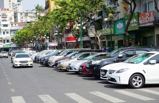 TP HCM: Thu phí đậu ô tô dưới lòng đường qua điện thoại - Ảnh 1.