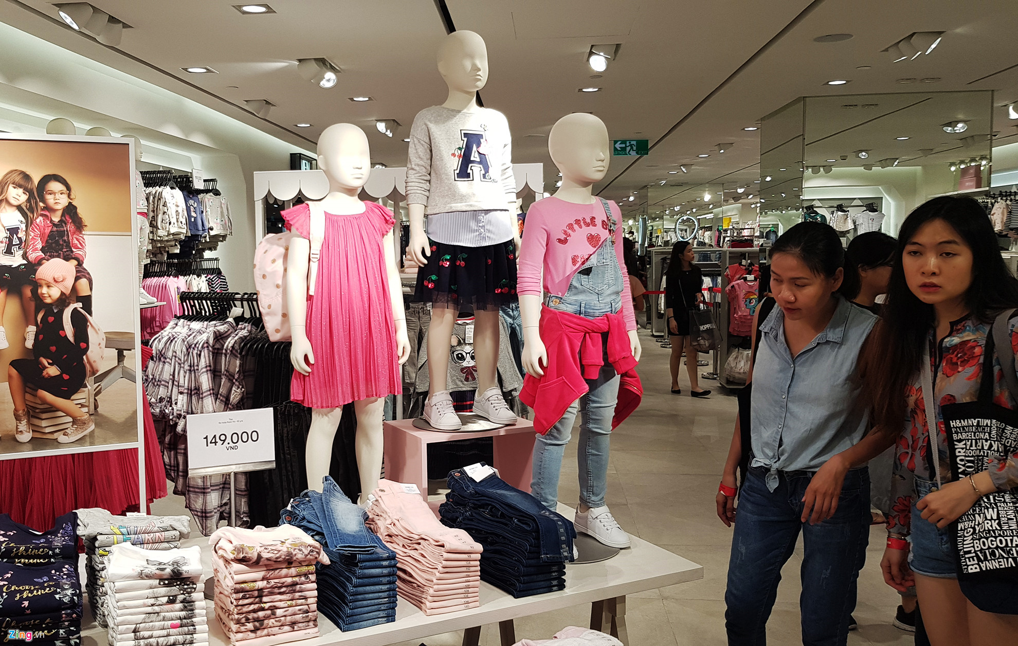Chat nhu nem trong cua hang H&M ngay dau mo ban o Sai Gon hinh anh 13