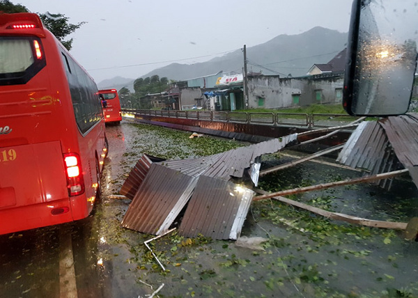 cap nhat: bao damrey vao khanh hoa, hang loat nha toc mai hinh anh 2