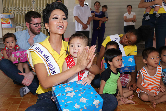 Hoa hậu H'Hen Niê đi từ thiện cùng Miss Universe 2008 Dayana ...