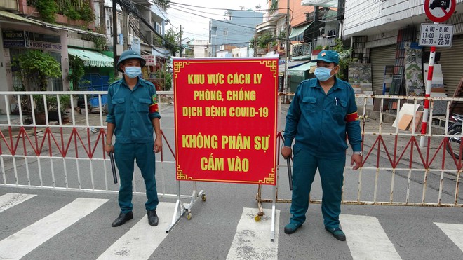 TP.Biên Hòa cách ly nhà số 14 đường Hồ Văn Đại, nơi vợ chồng bác sĩ L.Đ.N sinh sống /// Ảnh: Lê Lâm